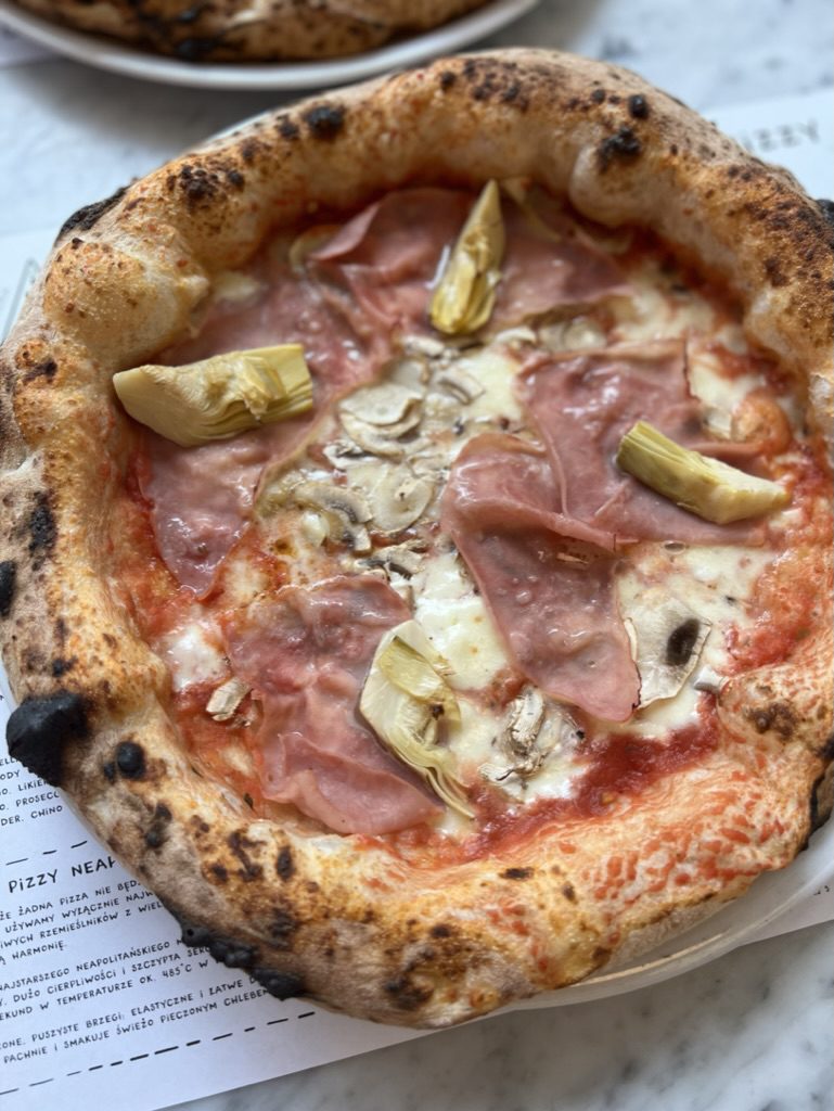 pizza z prosciutto cotto, karczochy, pieczarki i oliwa czosnkowa
