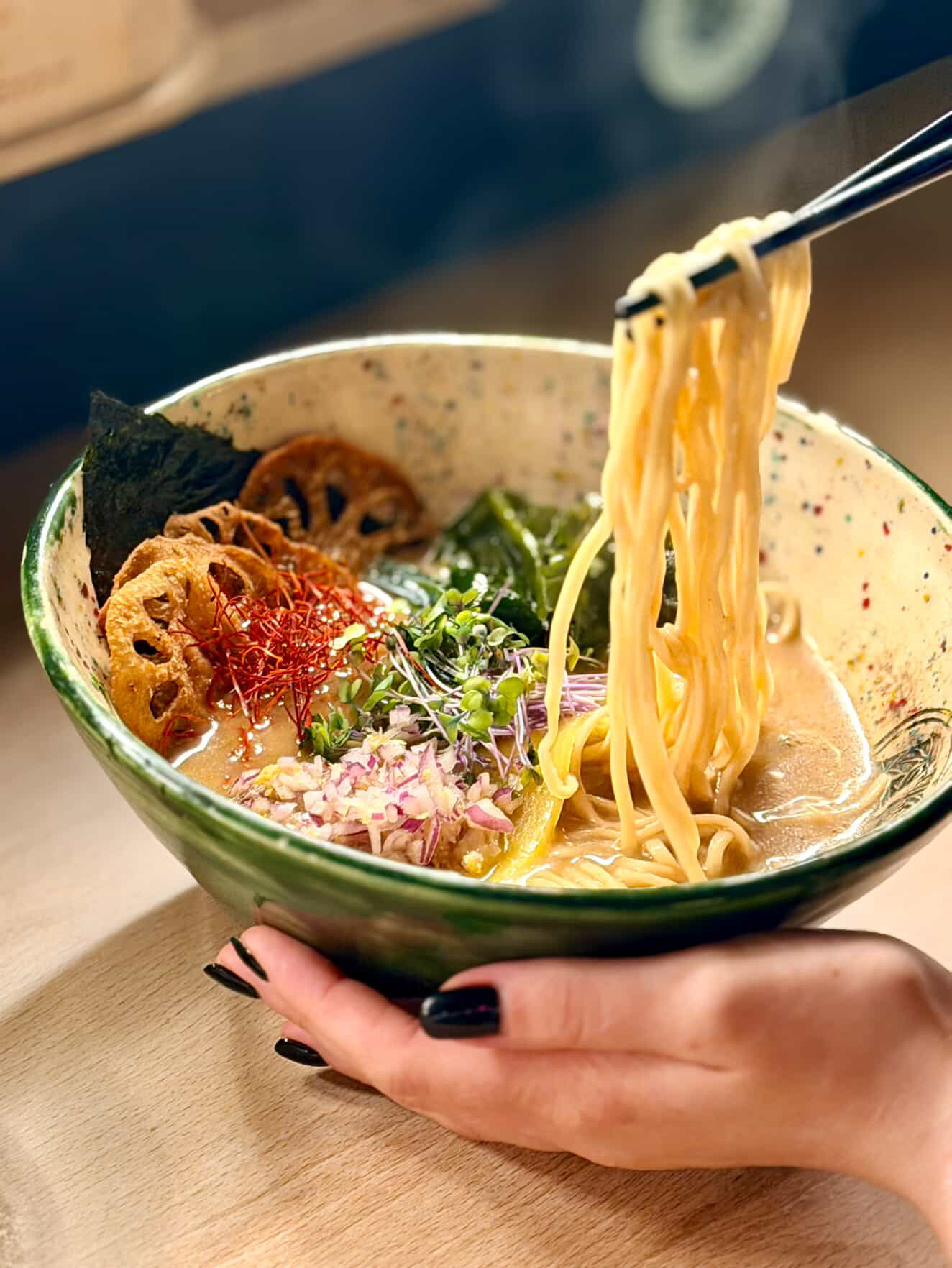 Ramen Smakosza, czyli kremowy bulion paitan wzbogacony aromatycznym mushroom tare, nutą oleju lemon i delikatną ostrością srirachy, z daikonem, wakame, cebulą, chrupiącym korzeniem lotosu, boczniakiem w chrupiącej panierce nori i panko, świeżymi mikroliśćmi, nitkami chili oraz nori — Vegan AF Ramen