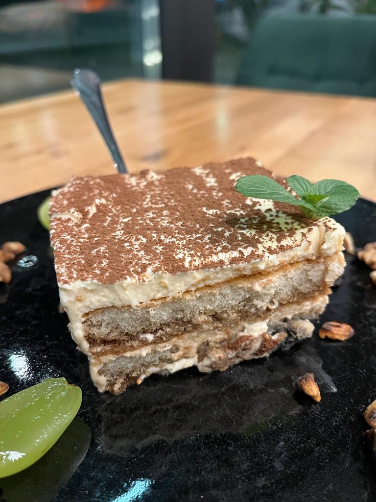 Stodoła to jedno z tych miejsc, w którym pojawiłem się za sprawą Waszych poleceń. Czy początkowy research na temat tej restauracji napawał mnie optymizmem? Nie będę ukrywał, że niekoniecznie... Prawdziwy Smakosz niczego się jednak nie obawia. Postanowiłem sprawdzić kuchnię Stodoły "na własnej skórze". Jak było? Co zjadłem? Ile zapłaciłem? Czy polecam? Wszystkiego dowiecie się z tego wpisu!