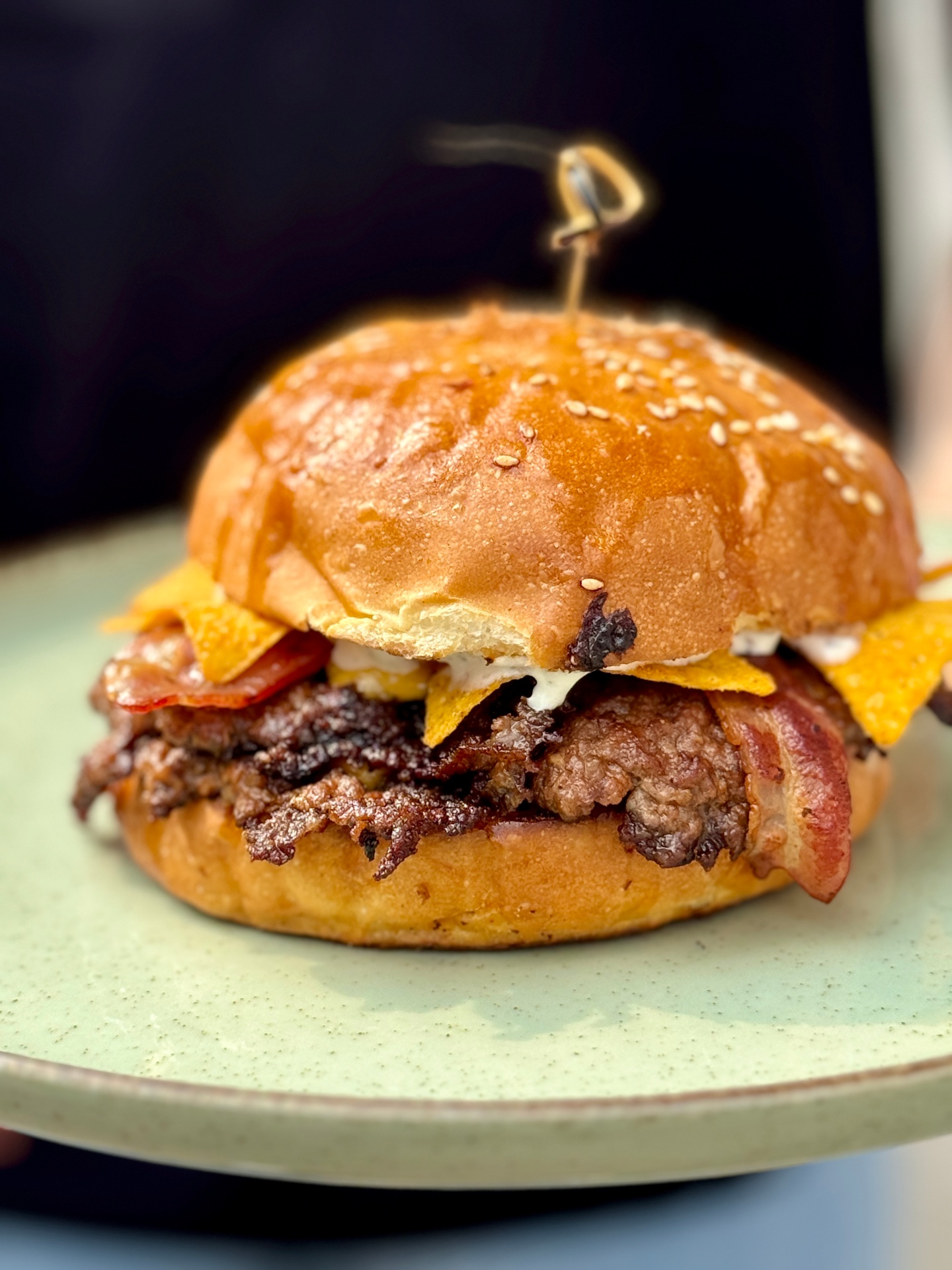 Burger Smakosza, czyli smash truflowy: 2x kotlet smash, 2x cheddar, boczek, sos truflowy, nachosy i konfitura z czerwonej cebuli — Szarpane