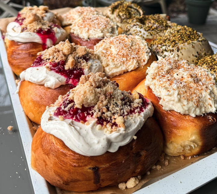 Cynamonka Smakosza z creme fraiche, domową konfiturą z owoców leśnych i kruszonką — Hot Coffee Port