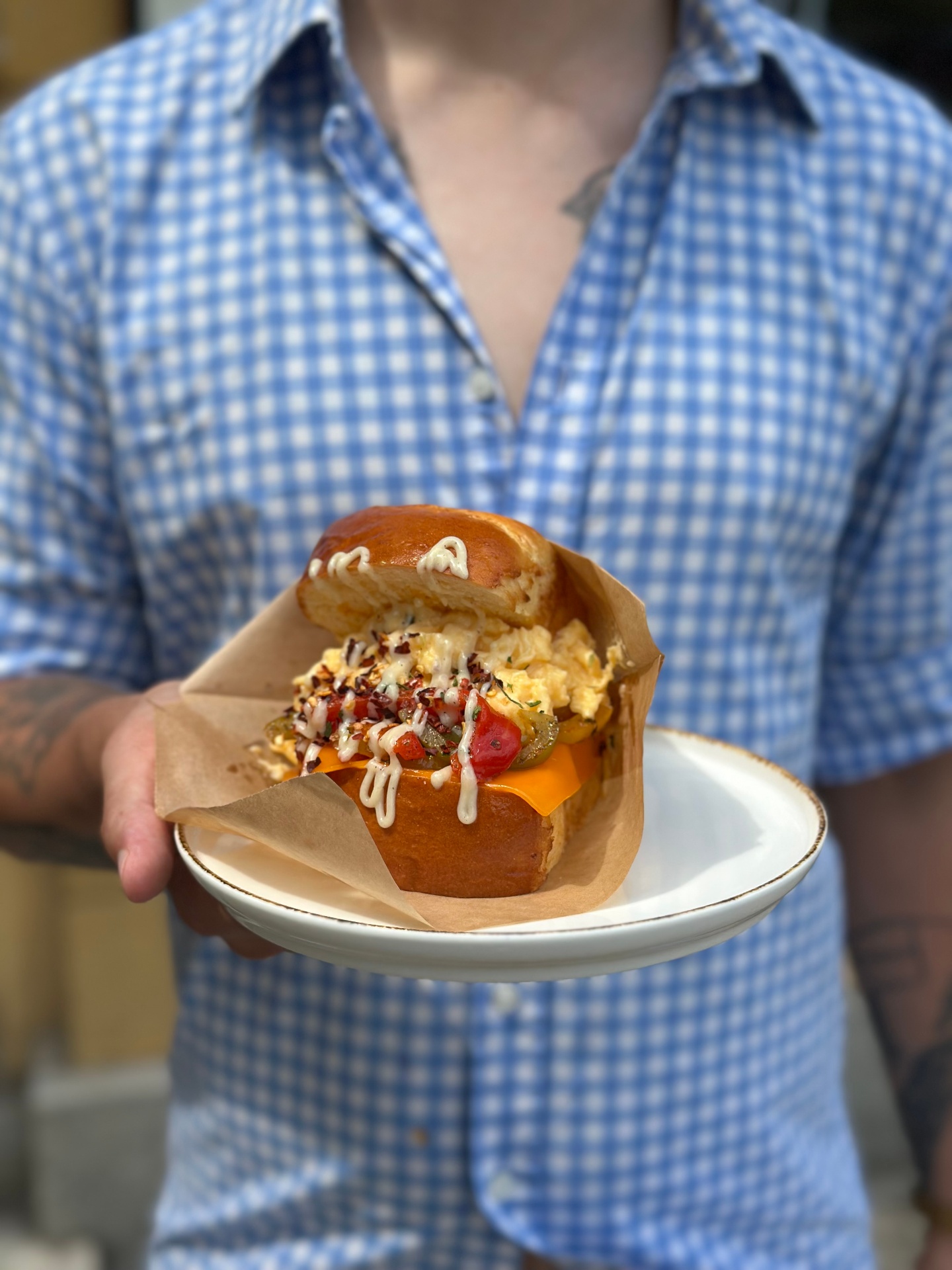 Egg Dropp Smakosza, czyli puszysty mleczny chlebek z kremową jajecznicą, serem, sosem, fajitas i płatkami chilli — Fiore Caffè