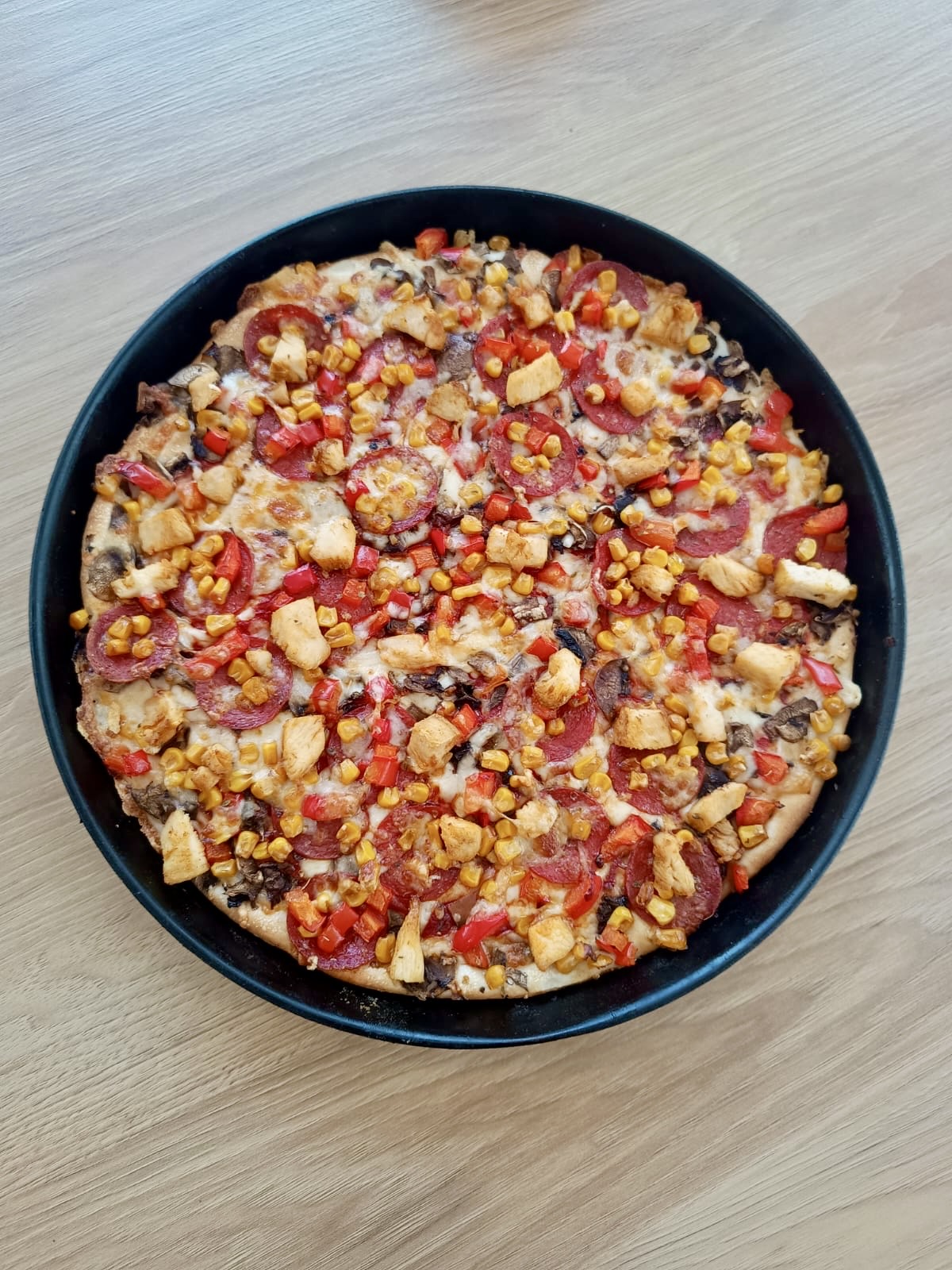 Pizza California z sosem pomidorowym, serem, pieczarkami, salami peperoni, kurczakiem, kukurydzą i świeżą papryką. Dodatkowo 15% od każdej sprzedanej pizzy włoskiej również trafia na cel charytatywny — Pizza Station