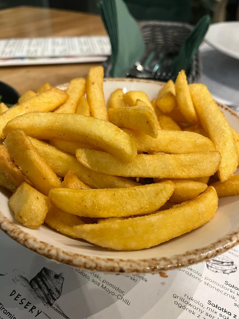 Stodoła to jedno z tych miejsc, w którym pojawiłem się za sprawą Waszych poleceń. Czy początkowy research na temat tej restauracji napawał mnie optymizmem? Nie będę ukrywał, że niekoniecznie... Prawdziwy Smakosz niczego się jednak nie obawia. Postanowiłem sprawdzić kuchnię Stodoły "na własnej skórze". Jak było? Co zjadłem? Ile zapłaciłem? Czy polecam? Wszystkiego dowiecie się z tego wpisu!