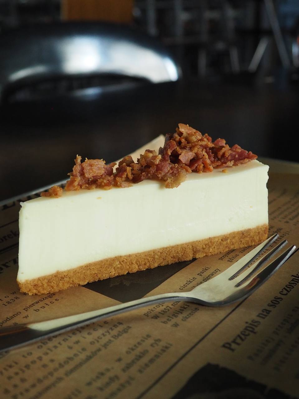 Cheesecake Smakosza – klasyczny nowojorski sernik podawany z chipsami z chrupiącego smażonego boczku — Pierre Dolle