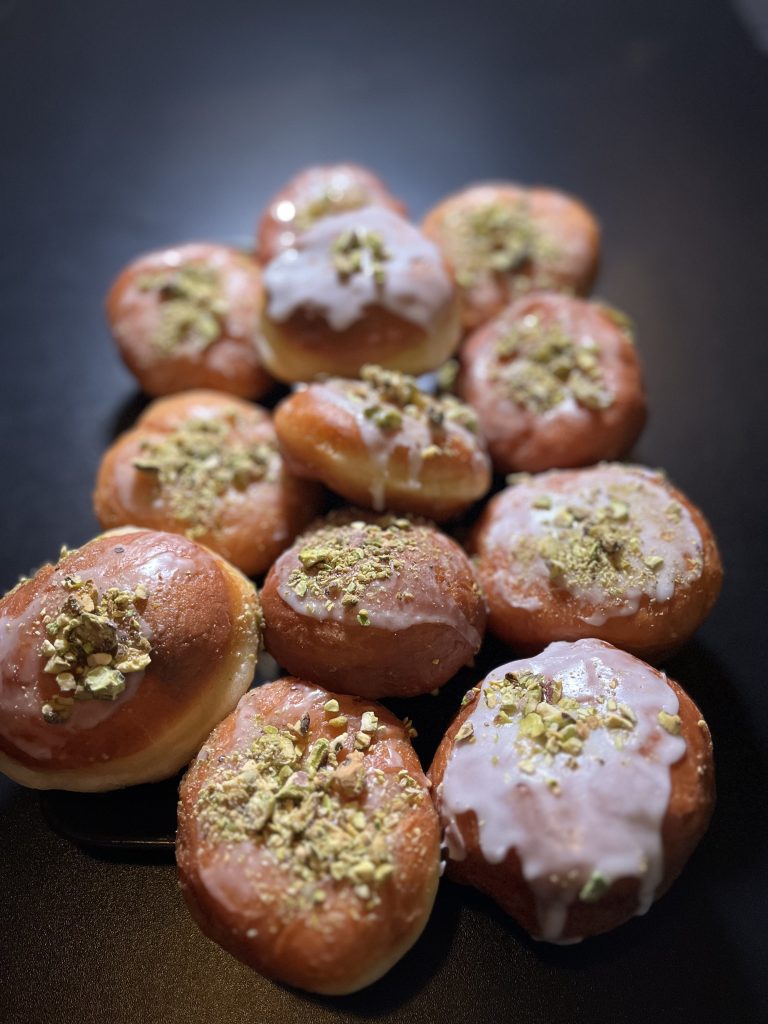 W związku ze zbliżającym się tłustym czwartkiem postanowiłem odtworzyć pączki z pistacją z Piekarnia Food & Garden. Sprawdź jak mi poszło!