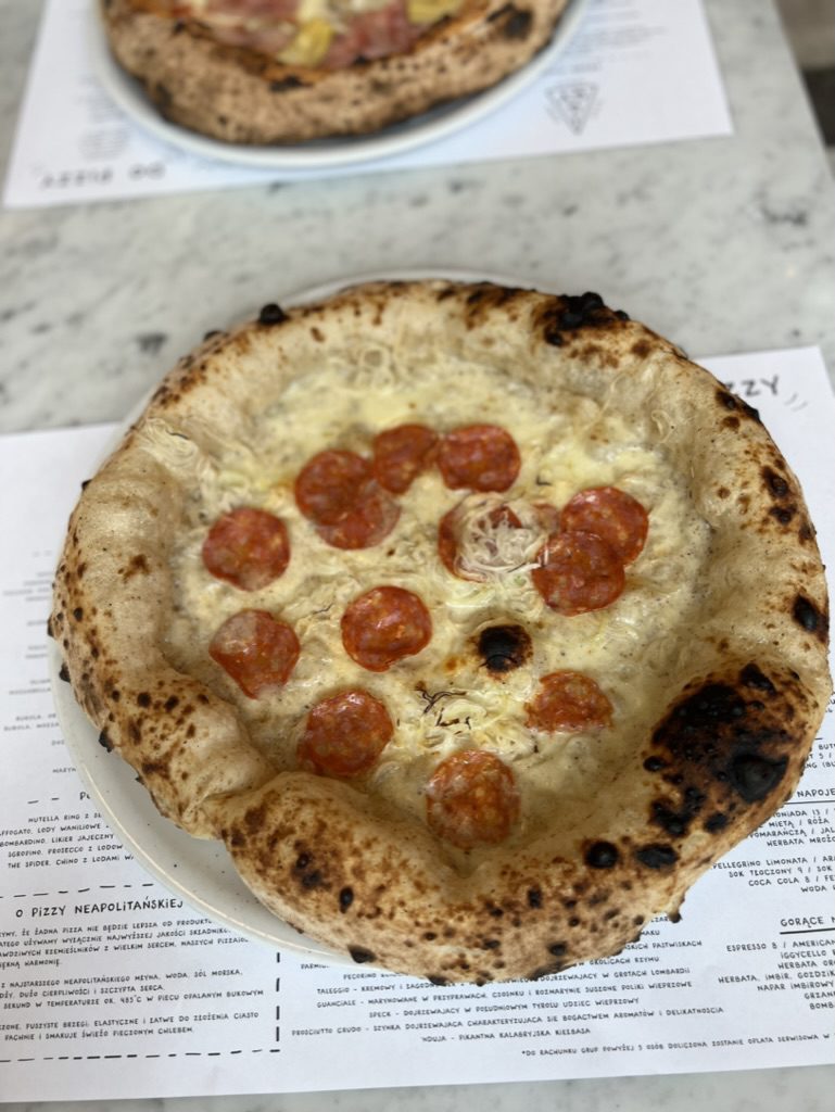 pizza z truflowym crème fraiche, salame piccante i porem