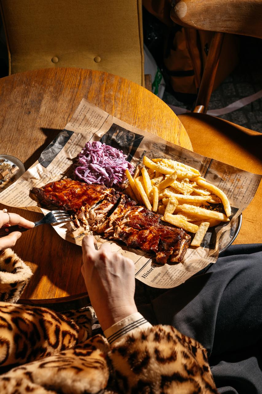 Żeberka Smakosza – gotowane 4 godziny metodą sous-vide w sekretnym sosie, glazurowane tym samym sosem, podawane z frytkami home style oraz autorskim colesławem z białej i czerwonej kapusty z majonezem, sosem Worcestershire i octem winnym — Pierre Dolle
