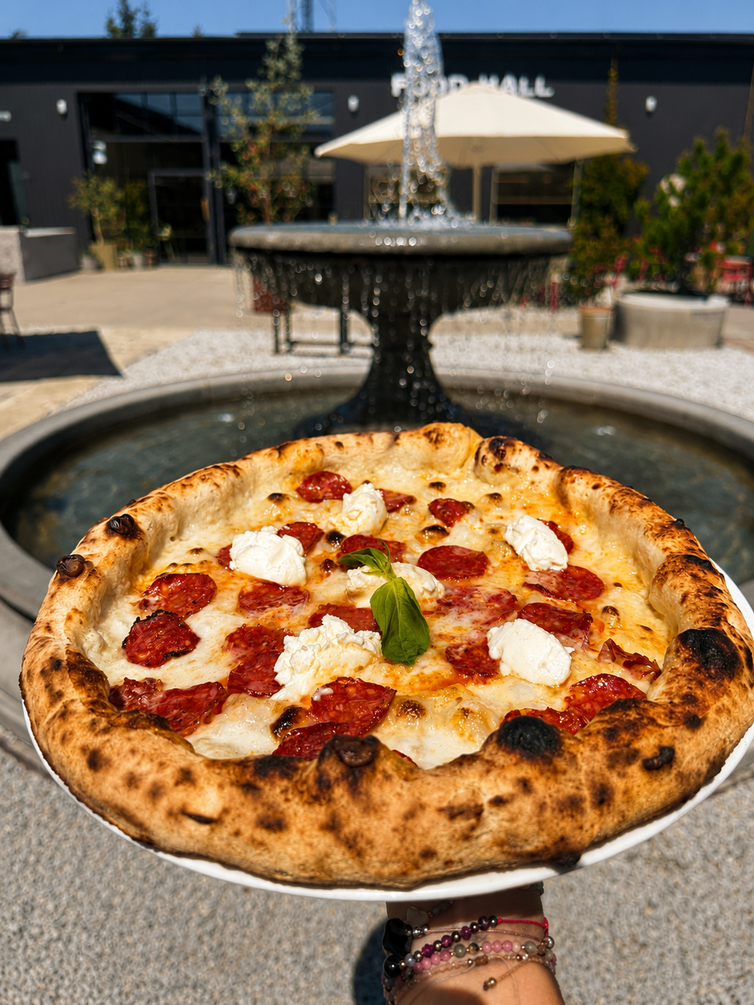 Pizza Smakosza z creme fraiche, mozzarellą fior di latte, salami picante, mascarpone i miodem — Pizza Piazza