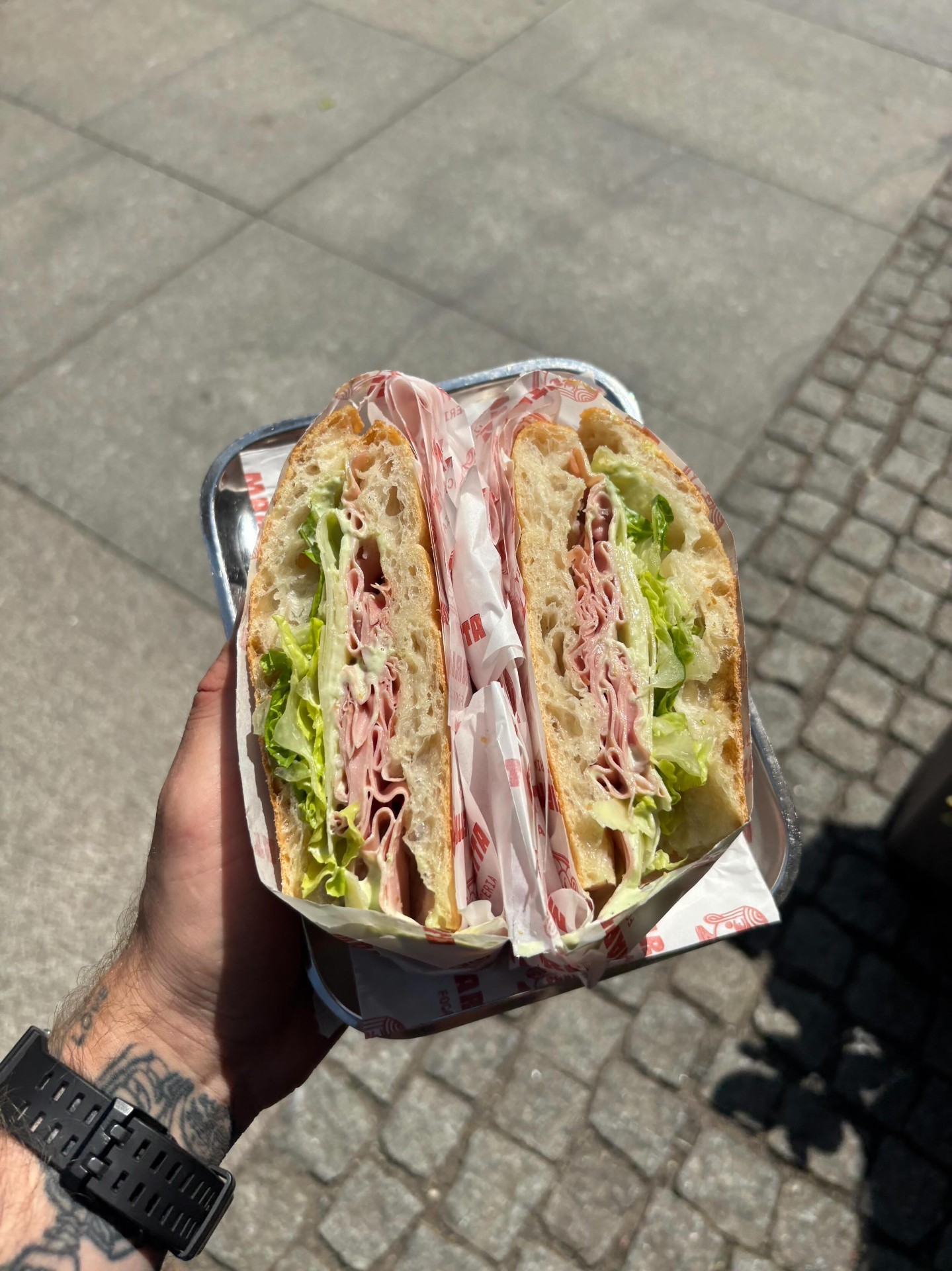 Focaccia Smakosza z mortadelą, grana padano, sałatą rzymską i majonezem szczypiorkowym — Marietta