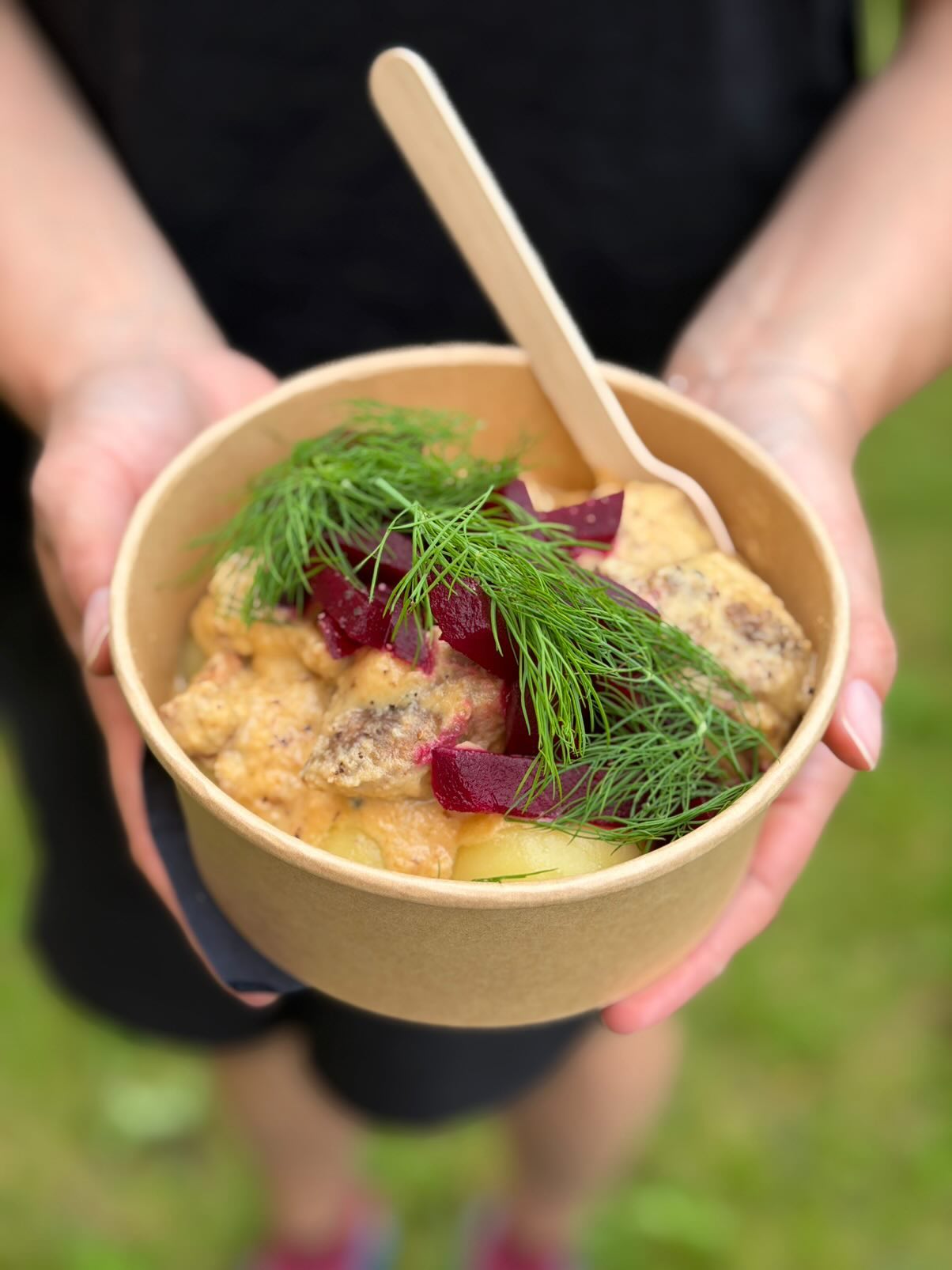 Kluchy Smakosza, czyli karkówka sous-vide z maślano-śmietankowym sosem z kurkami i cebulą, podawana z buraczkami i koperkiem — Ciepła Klucha