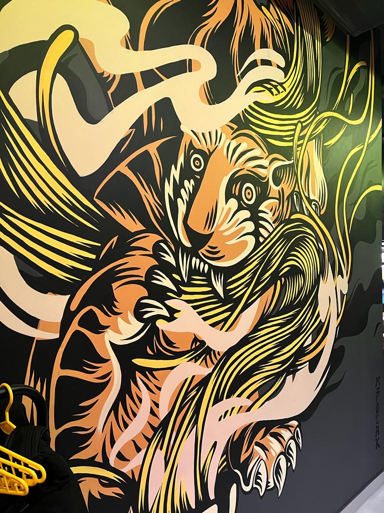 malowidło na ścianie w restauracji Ato ramen. Tygrys jedzący makaron.