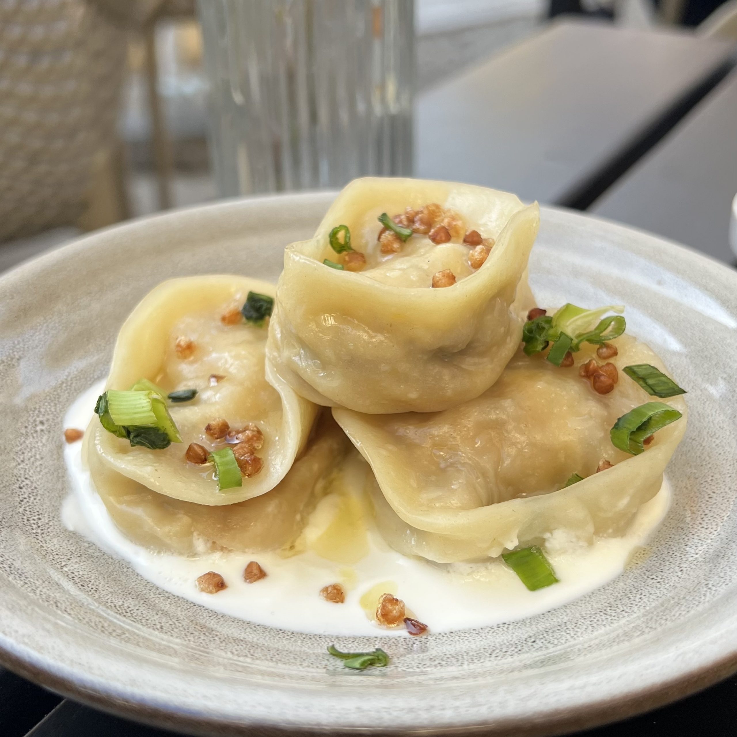 Temat, który ciągle wraca jak bumerang! Czy na rynku da się dobrze zjeść? Ja zawsze odpowiadam, że znajdziemy tu więcej miejsc rozczarowujących, niż serc krzepiących. Niedawno otworzył się jednak nowy koncept, który daje spore nadzieje na smaczne jedzenie na tafli wrocławskiego rynku! Mowa o Bernard bistro wino, który jest młodszym bratem obecnego już od wielu lat Bernarda. Obie restauracje są zresztą dosłownie ściana w ścianę. Jeśli chodzi o starszego Bernarda to spotkałem się z bardzo podzielonymi zdaniami. Jedni bardzo chwalą, inni są rozczarowani. Ja należę do grupy gości, którzy podchodzą do tego miejsca bez nadmiernej ekscytacji, ale nie miałem też nigdy negatywnych doświadczeń. A jak jest w nowym koncepcie? Wszystkiego dowiecie się z tego wpisu!
