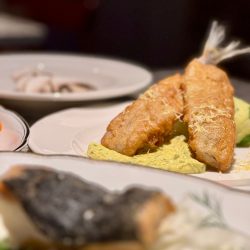 Lokal po znanym ze śniadań i hummusów W kontakcie długo nie stał pusty. Z wrocławskiego Nadodrza przeniosła się tu ekipa PIJALNI WINO&BISTRO, rozwijając tym samym swój bistrowy charakter. Długo zastanawiałem się jak ocenić ten koncept, ale nie będę spoilerował w opisie.