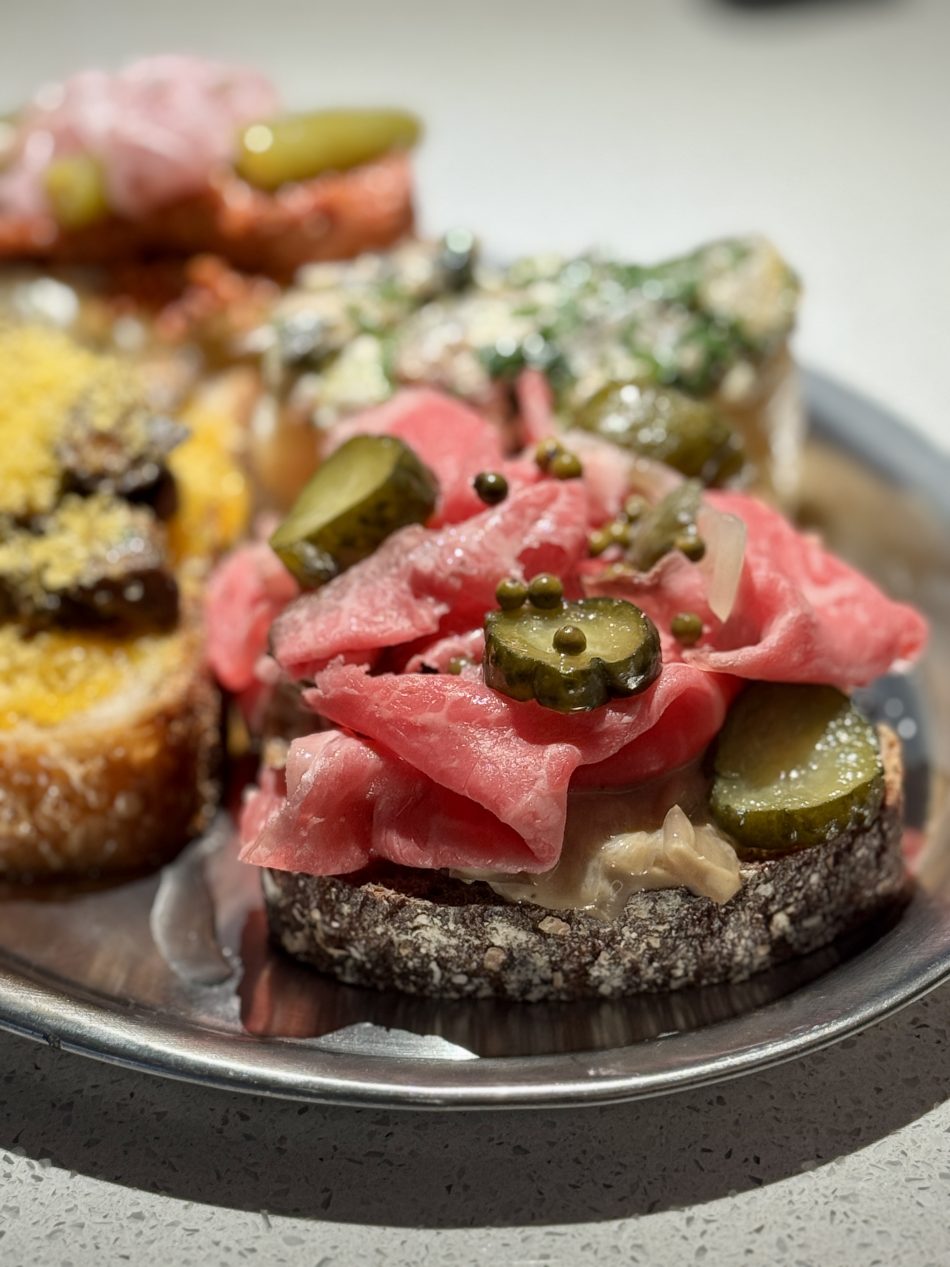 usta usta, pod nasypem